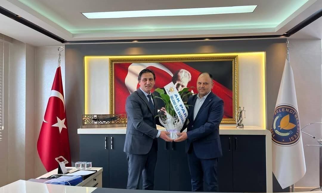 AK Parti Selendi Teşkilatı, YRP’den geçerek partilerine katılan Belediye Başkanı Murat Daban’ı ziyaret etti AK Parti Selendi İlçe Teşkilatı, Yeniden Refah Partisi'nden ayrılarak AK