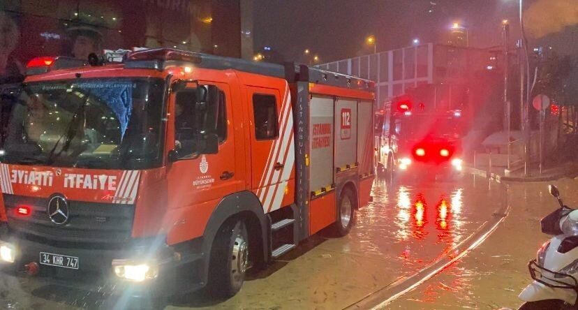 Akasya AVM’de Havalandırma Sisteminde Yangın Çıktı, Vatandaşlar Tahliye Edildi İstanbul Üsküdar'daki Akasya AVM'nin -1. katında havalandırma sisteminde yangın meydana