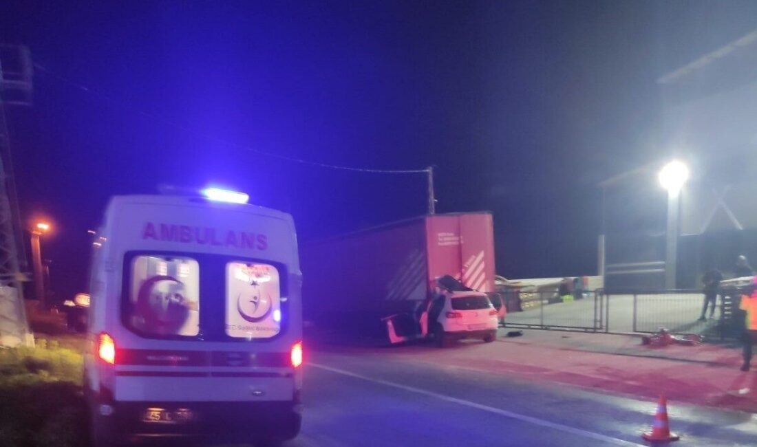 Akhisar’da park halindeki tıra çarpan otomobildeki iki kişi yaşamını yitirdi. Manisa'nın Akhisar ilçesinde sabaha karşı meydana gelen trafik kazasında, Mehmet