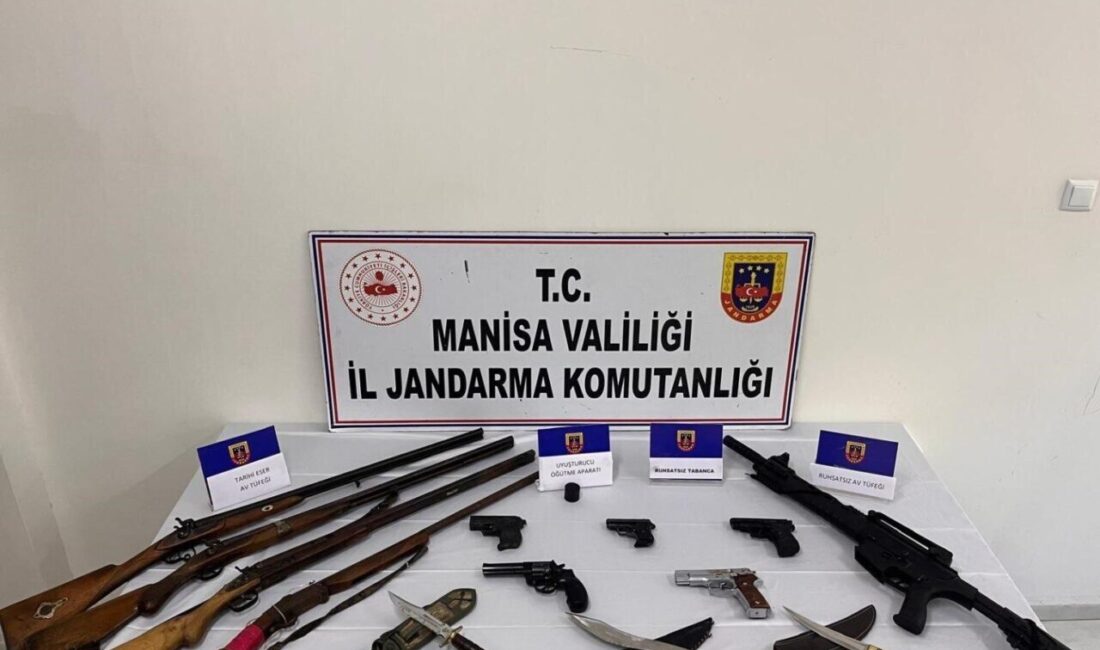 Akhisar’da Jandarma Ekiplerinden Eş Zamanlı Operasyon: Ruhsatsız Silahlar ve Tarihi Eserler Ele Geçirildi Manisa'nın Akhisar ilçesinde jandarma, 7 adrese eş zamanlı baskın düzenleyerek