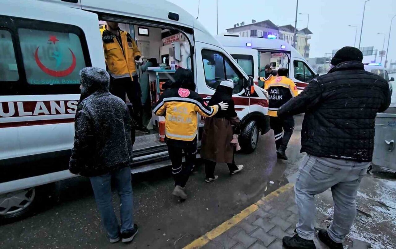 Aksaray-Konya karayolunda minibüs ile otomobilin çarpışması sonucu 4 kişi, 2'si