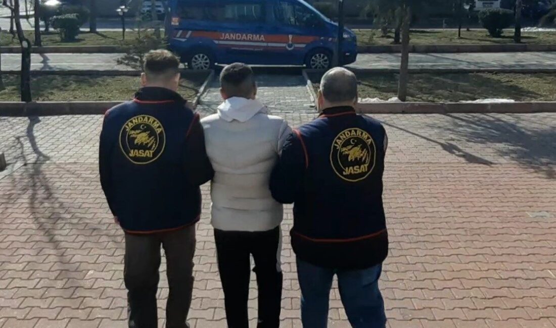 Aksaray’da Uyuşturucu Suçundan Aranan Şahıs JASAT Ekipleri Tarafından Yakalandı Aksaray'da JASAT ekipleri, uyuşturucu suçundan 2 aydır aranan F.A.'yı bir