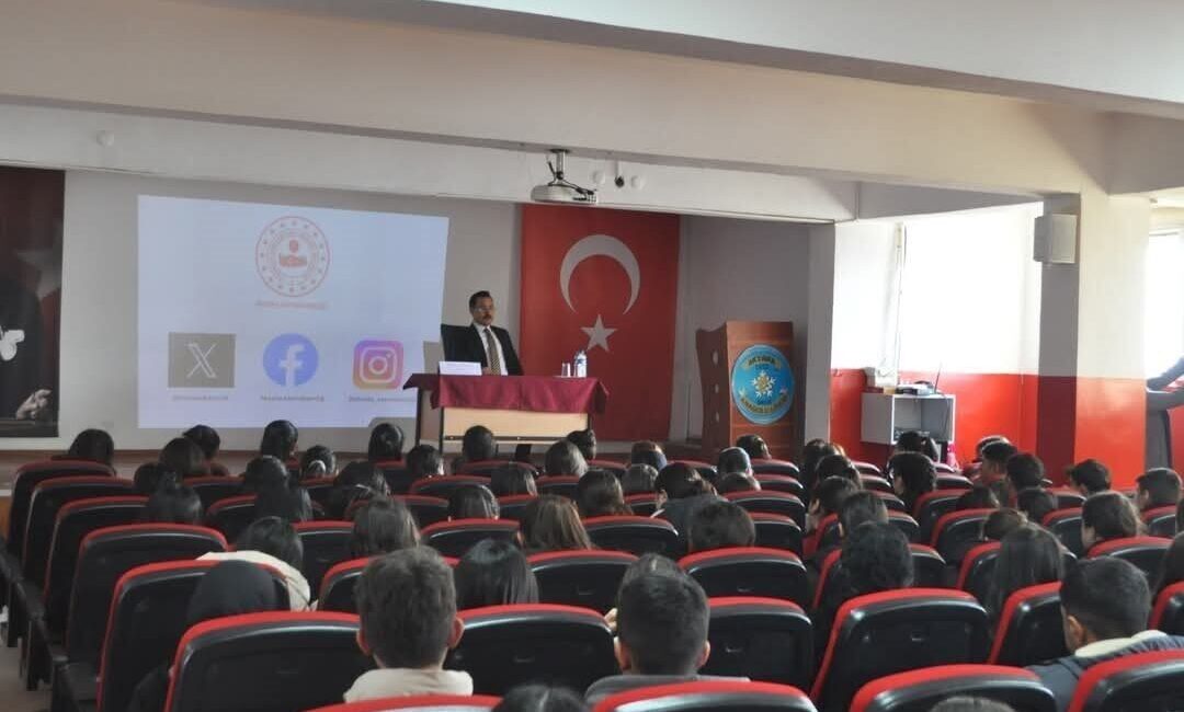 Akyaka’da Kariyer Günleri: Kaymakam Demirtaş Öğrencilerle Buluştu ve Tecrübelerini Paylaştı Kars'ın Akyaka ilçesinde düzenlenen Kariyer Günleri etkinliğinde Kaymakam İsmail Demirtaş,