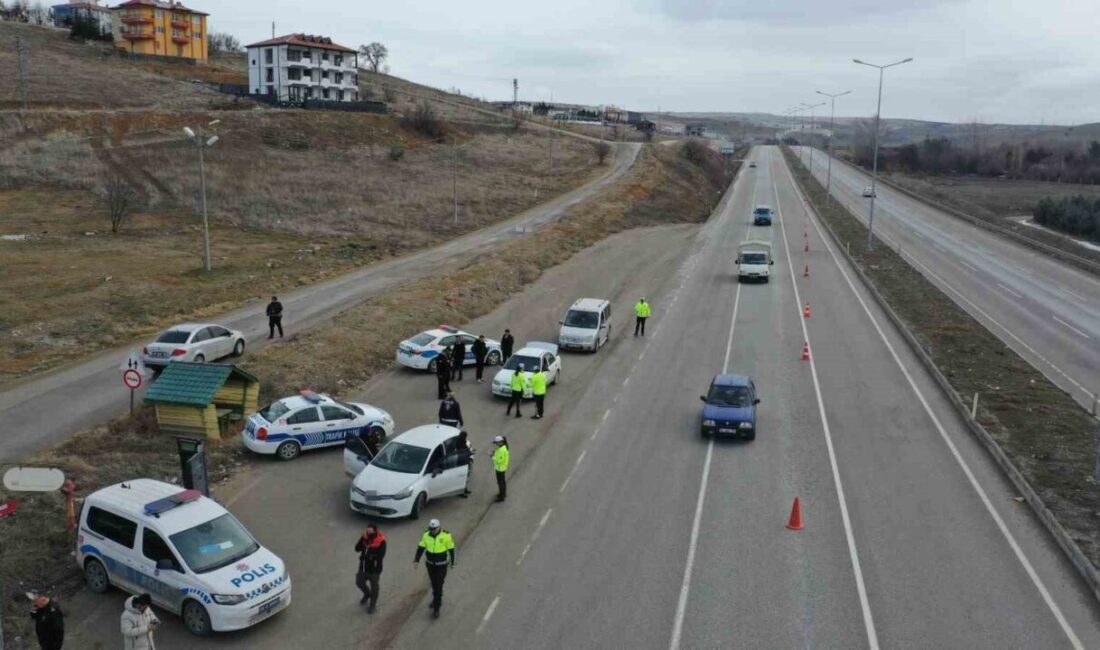 Akyurt’ta Trafik Denetimi: Emniyet Ekipleri Detaylı Kontrol Gerçekleştirdi Akyurt İlçe Emniyet Müdürlüğü, Çankırı Bulvarı'nda gerçekleştirdiği trafik denetiminde şehirler