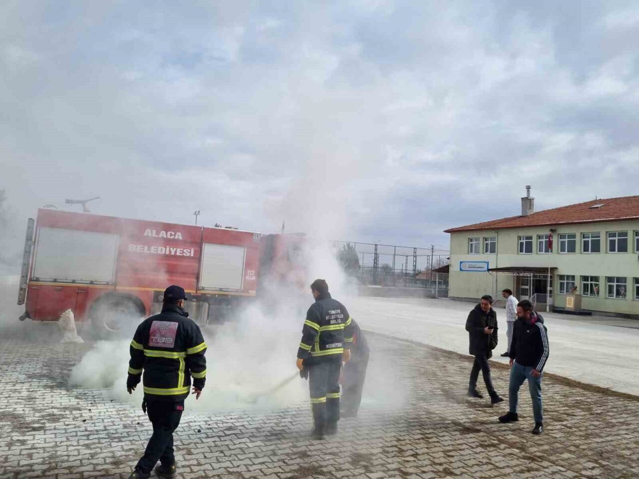 Alaca Belediyesi, Atatürk İlkokulu'ndaki öğrencilere yangın güvenliği eğitimi sundu. Teorik