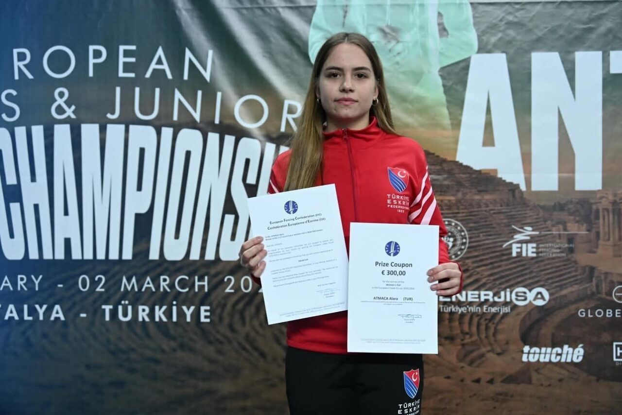 Balıkesir Büyükşehir Belediyesporlu eskrimci Alara Atmaca, Antalya'daki Yıldızlar ve Gençler