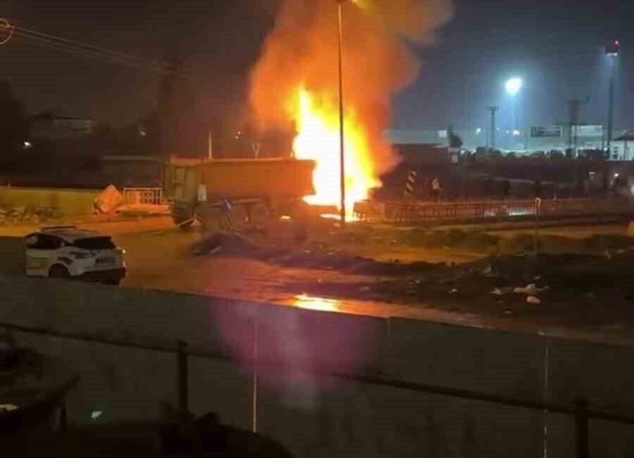 Hatay’da Seyir Halindeki Kamyon Patladı, Yangın Anı Kamerada Görüntülendi Hatay'ın Antakya ilçesinde seyir halindeki hafriyat kamyonu alev alarak patladı.