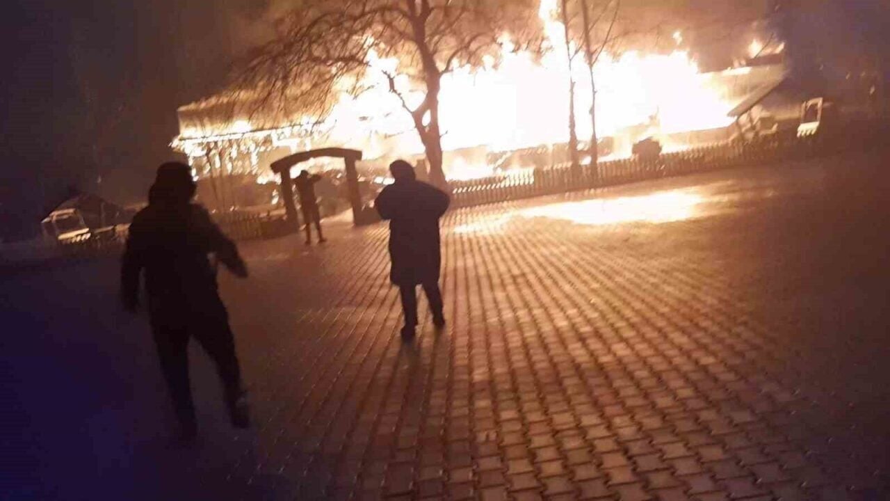 Bursa'nın Kestel ilçesinde bir restoranda çıkan yangın, itfaiye ekiplerinin başarılı