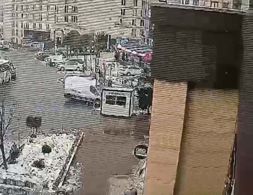 Esenyurt'ta alkollü minibüs şoförü, yolda yürüyen bir kadına çarptıktan sonra