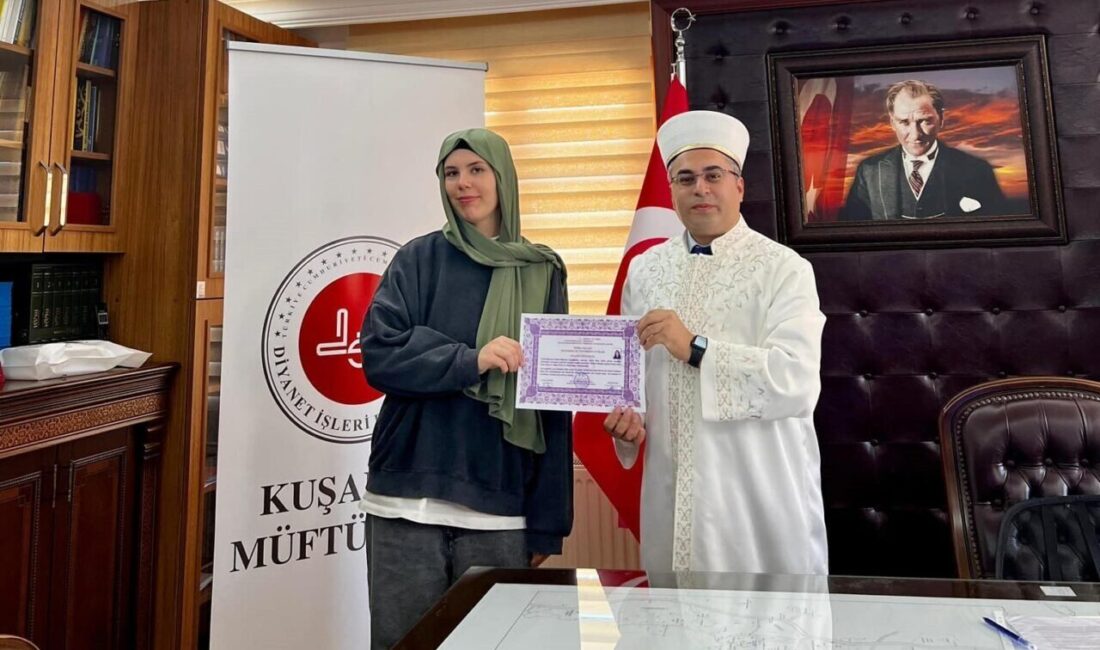 Kuşadası’nda Almanya’dan gelen Tabea Asena Wohlrab, İhtida Töreni ile İslam’a Geçiş Yaptı Almanya vatandaşı Tabea Asena Wohlrab, Kuşadası'nda düzenlenen ihtida töreniyle İslam
