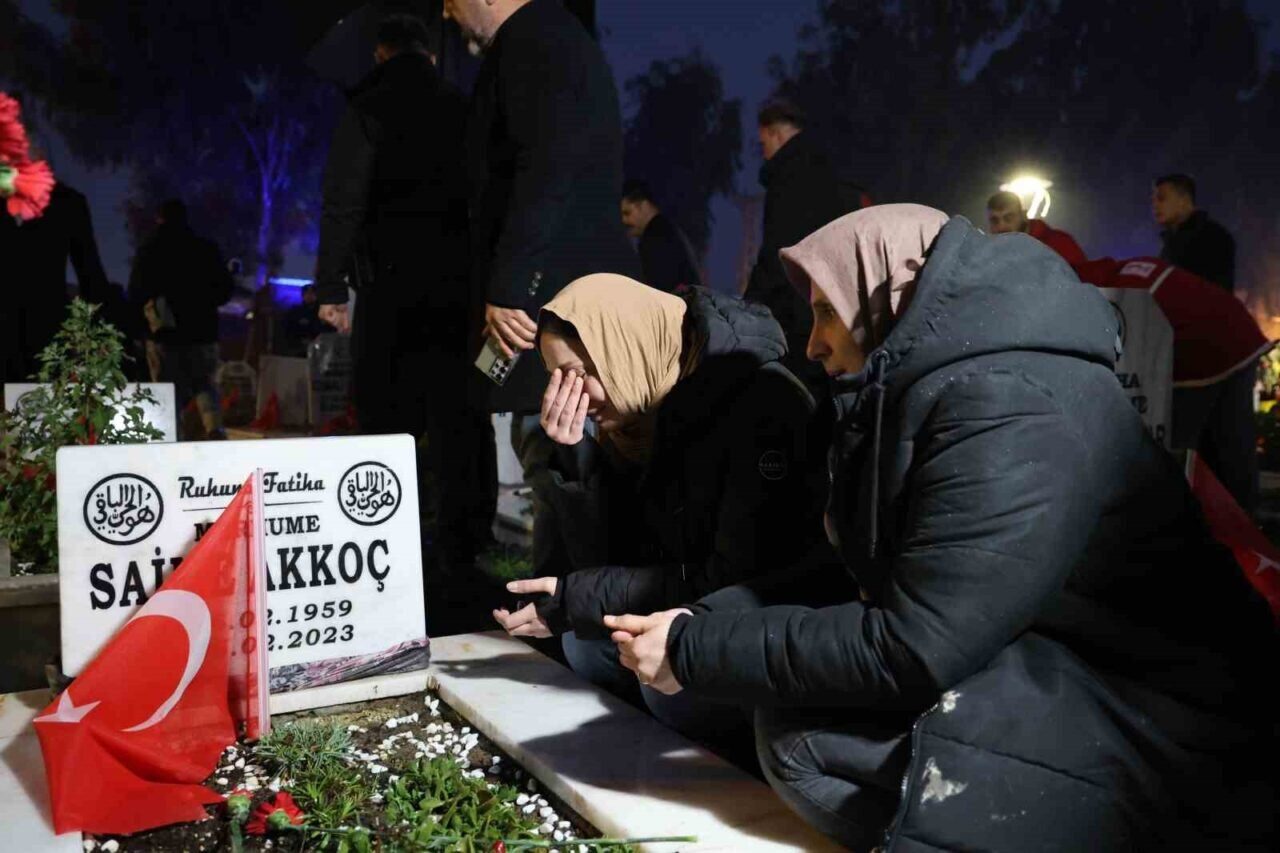 Almanya'da yaşayan Türkan Akkoç, Hatay'da depremde hayatını kaybeden ailesinin kabirlerini