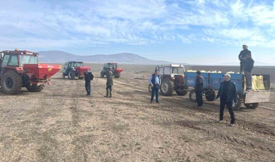 Altıntaş’ta Mera Alanları İçin 16 Ton Gübre Dağıtıldı Kütahya'nın Altıntaş ilçesinde, İl Tarım ve Orman Müdürlüğü, Eymir köyündeki