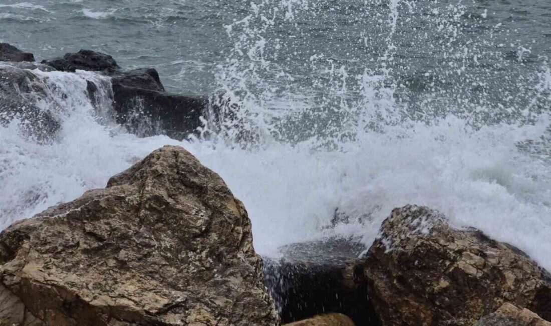 Amasra’da Şiddetli Rüzgarla Birlikte Dalgalar 3 Metreyi Aştı Bartın'ın Amasra ilçesinde saatte 30 km hıza ulaşan rüzgar, kıyılarda