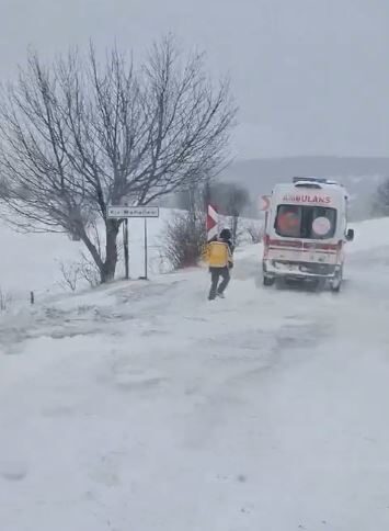 Posof’ta hasta için yol açan iş makinesi kara saplandı, sağlık ekipleri yardıma koştu Posof ilçesinde hasta için ambulanstan yardım talep edildi, ancak yoğun