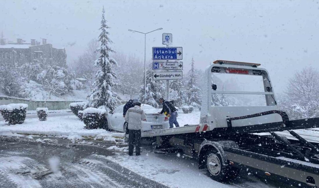 Kocaeli’nin Yüksek Kesimlerinde Kar Yağışı Sürücülere Zorluk Çıkarıyor Kocaeli'nin yüksek kesimlerinde etkili olan yoğun kar yağışı sürücüler için