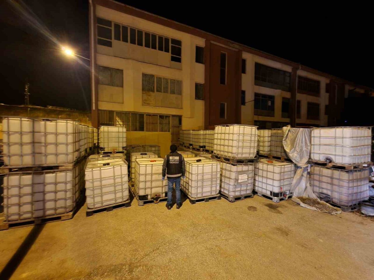 Ankara'da ruhsatsız olarak atık yağları yanıcı maddelerle karıştırarak kaçak akaryakıt