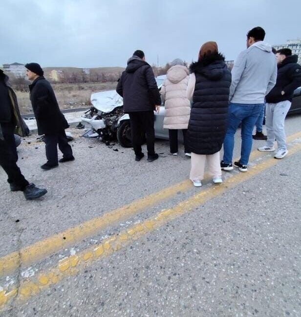 Pursaklar’da 4 Araçlı Kaza: Bir Araç Takla Attı, Yaralılar Hastaneye Sevk Edildi Ankara'nın Pursaklar ilçesinde 4 aracın karıştığı trafik kazasında bir araç