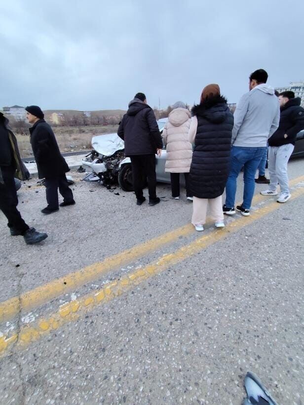 Ankara'nın Pursaklar ilçesinde 4 aracın karıştığı trafik kazasında bir araç