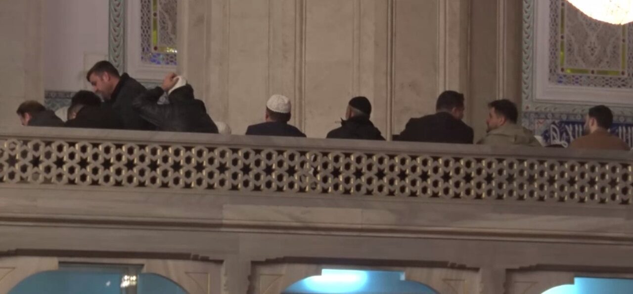 Ankara’da Berat Kandili, camilerde düzenlenen çeşitli programlarla kutlandı. Kocatepe Camii'nde