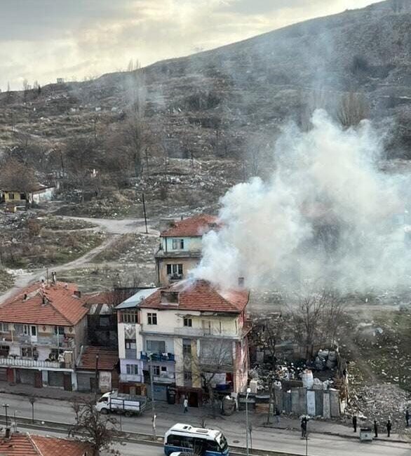Altındağ’da 4 Katlı Binada Yangın: İtfaiye Ekipleri Olayı Kontrol Altına Aldı Ankara'nın Altındağ ilçesinde Gültepe Mahallesi'nde bir binada çıkan yangın, itfaiye