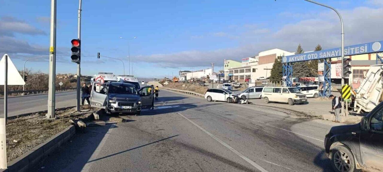 Ankara'nın Akyurt ilçesinde sabah saatlerinde meydana gelen otomobil kazasında 6