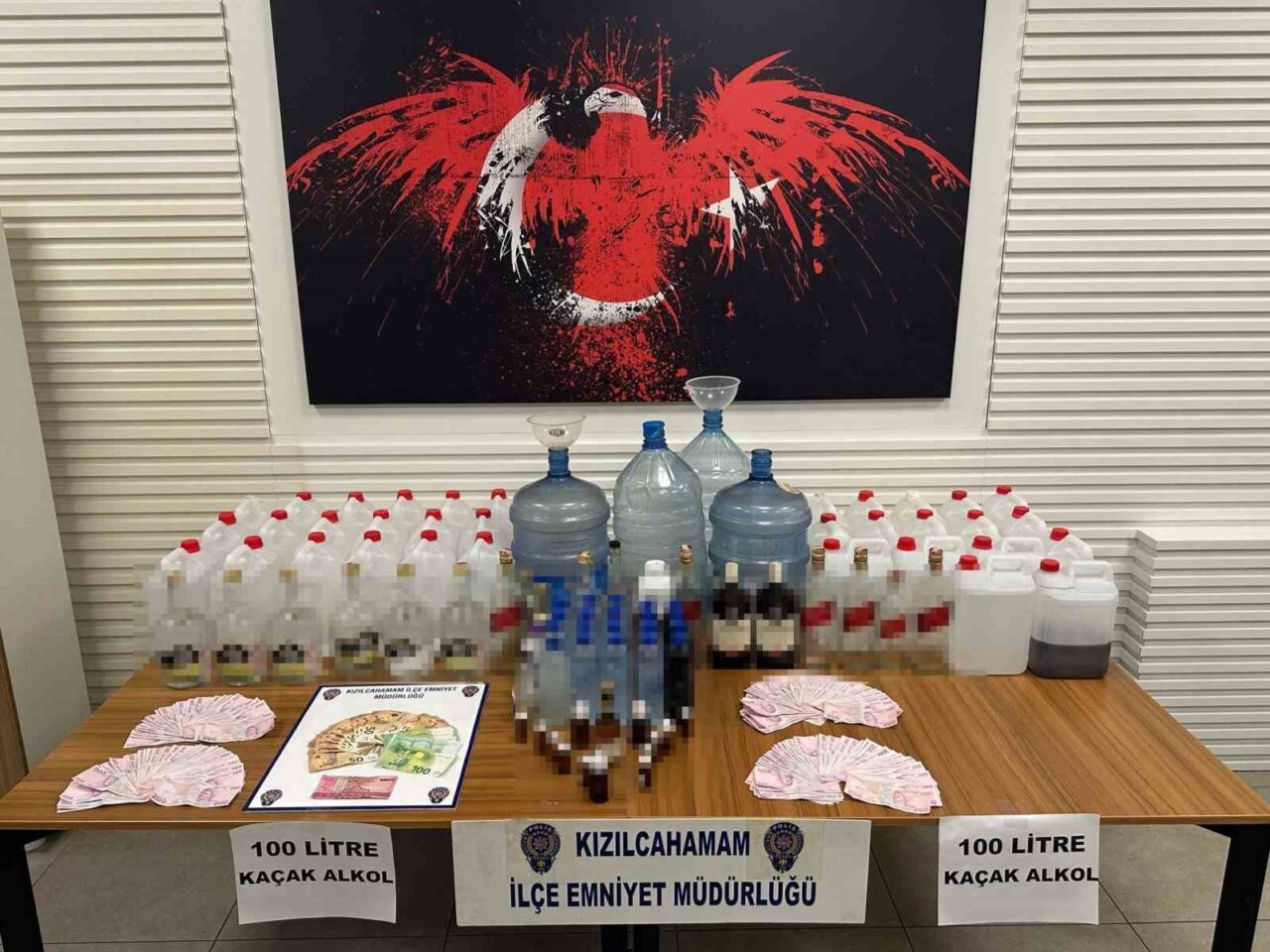 Ankara'nın Kızılcahamam ilçesinde, sahte alkol üreten iki kişi suçüstü yakalandı.
