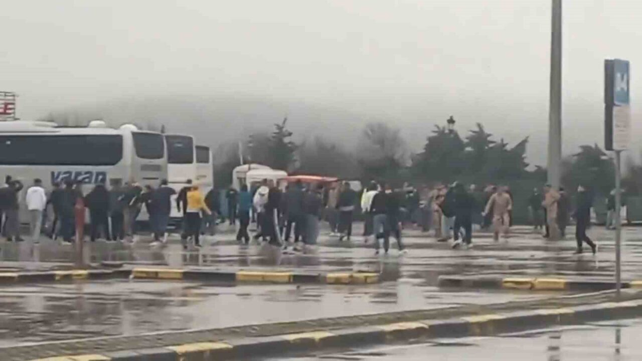 Bolu'da Ankaragücü taraftar grupları arasında yaşanan kavga, Highway AVM'nin otoparkını