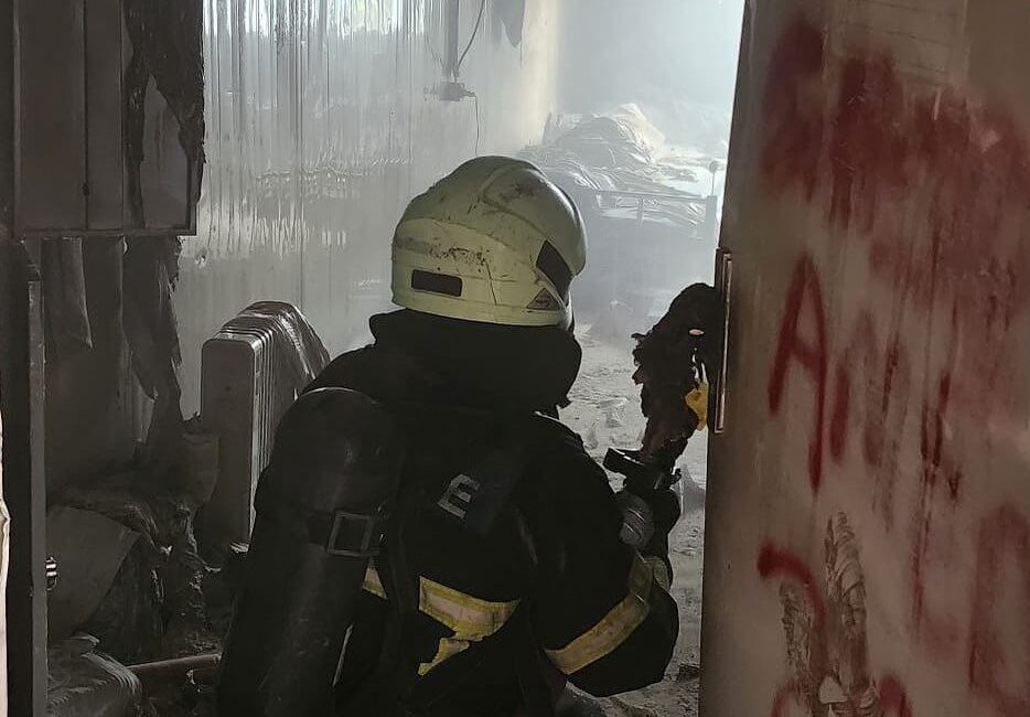 Antakya’da Konteyner Yangını: Alevler İçinde Kalan Yapı Kullanılamaz Hale Geldi Hatay'ın Antakya ilçesindeki Akevler Mahallesi'nde bir şantiye alanında çıkan yangında,