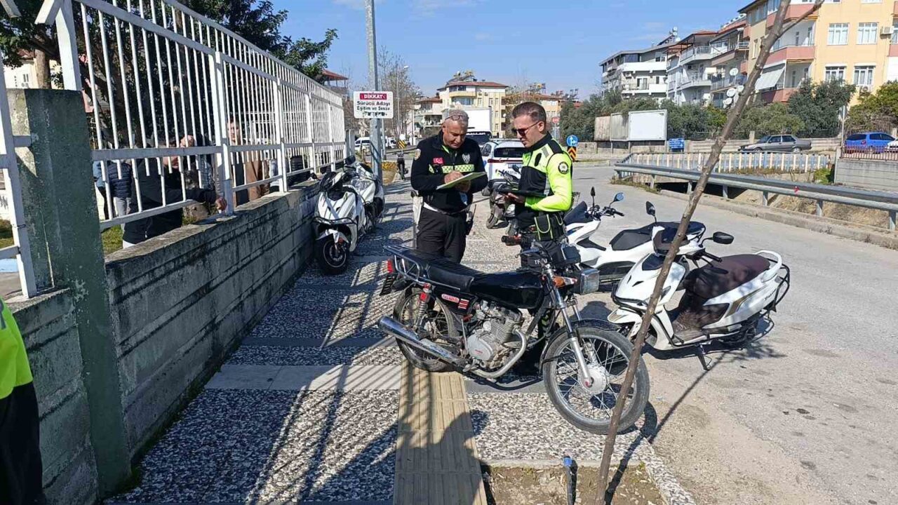 Antalya'da plakasız 11 motosiklet, Manavgat'taki denetimlerde trafikten men edildi. Motosiklet