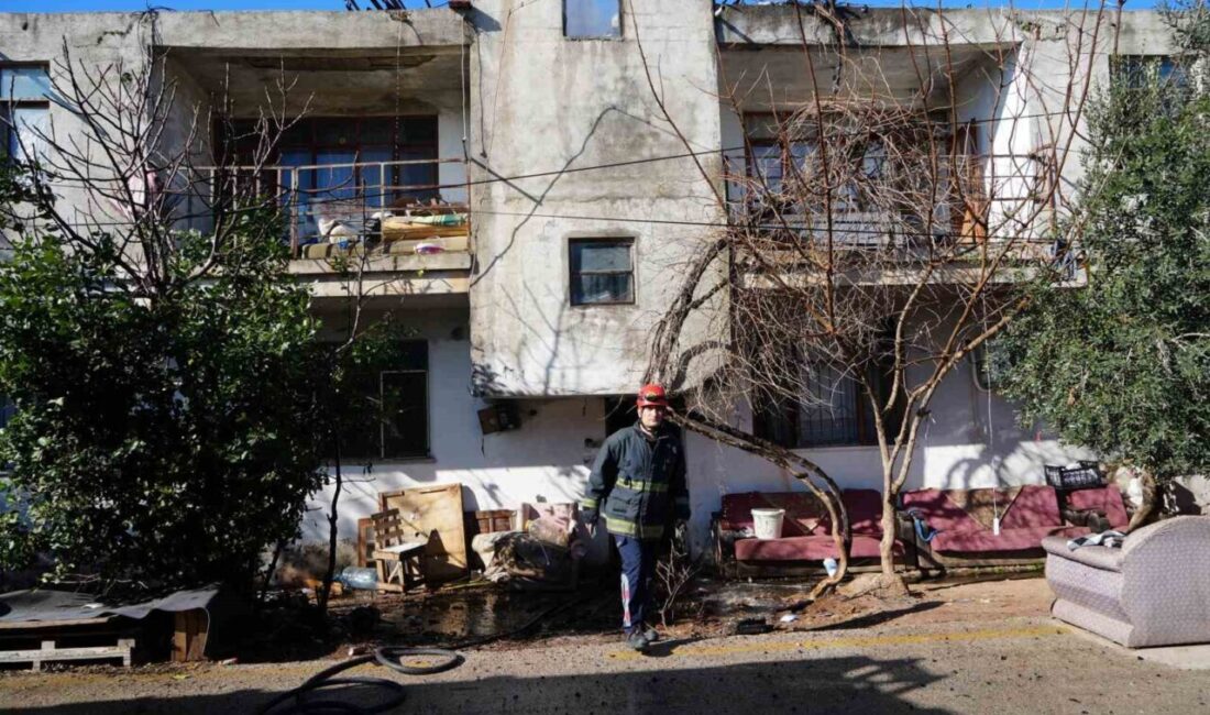 Kepez’deki Apartman Boşluğunda Çıkan Yangın, Sakinlerde Korkuya Neden Oldu Antalya'nın Kepez ilçesinde bir apartmanın boşluğunda çıkan yangın paniğe neden