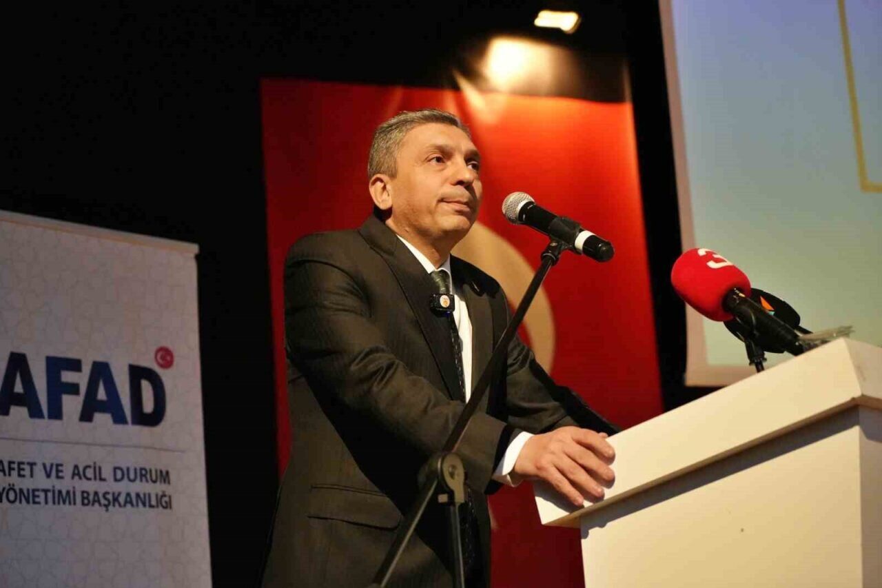 Antalya'da Kahramanmaraş merkezli depremlerin ikinci yıl dönümünde düzenlenen anma töreninde