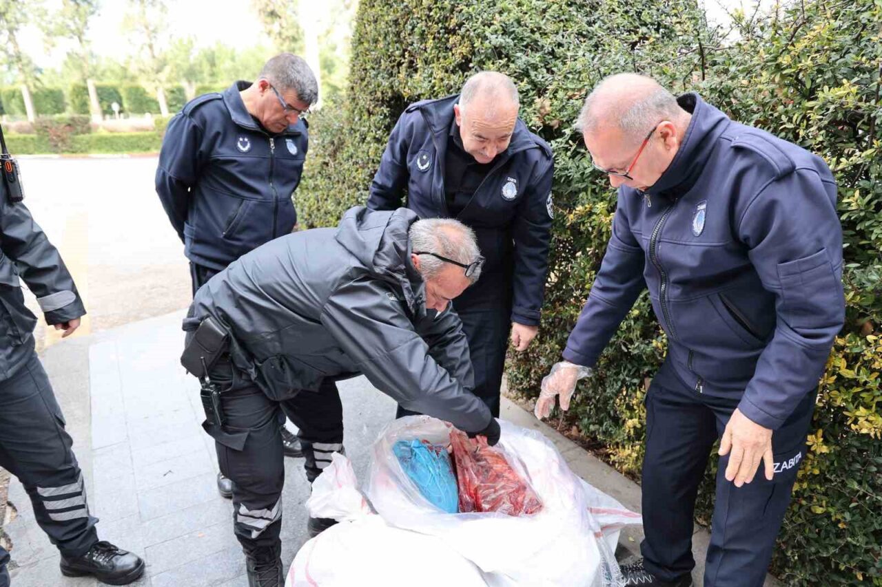 Antalya Şehirlerarası Otobüs Terminali'nde 1,5 ton sağlıksız karaciğer ele geçirildi.