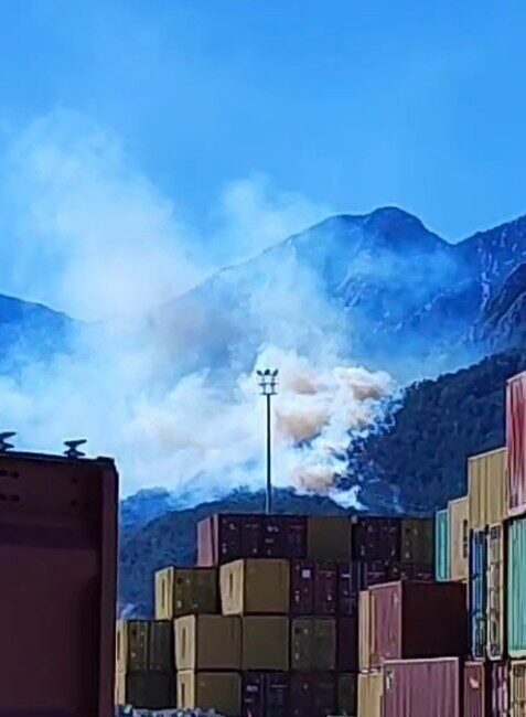 Antalya’da Orman Yangını, Ekipler Mücadele Ediyor! Antalya'nın Konyaaltı ilçesi Tünektepe mevkiinde, 13.00'te çıkan orman yangını, şiddetli