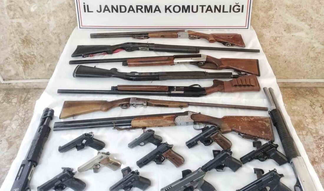 Korkuteli’nde Ruhsatsız Silahlarla Yakalanan 10 Kişiye Soruşturma Açıldı Antalya'nın Korkuteli ilçesinde düzenlenen operasyonda, ruhsatsız silah ve mühimmat bulunduran