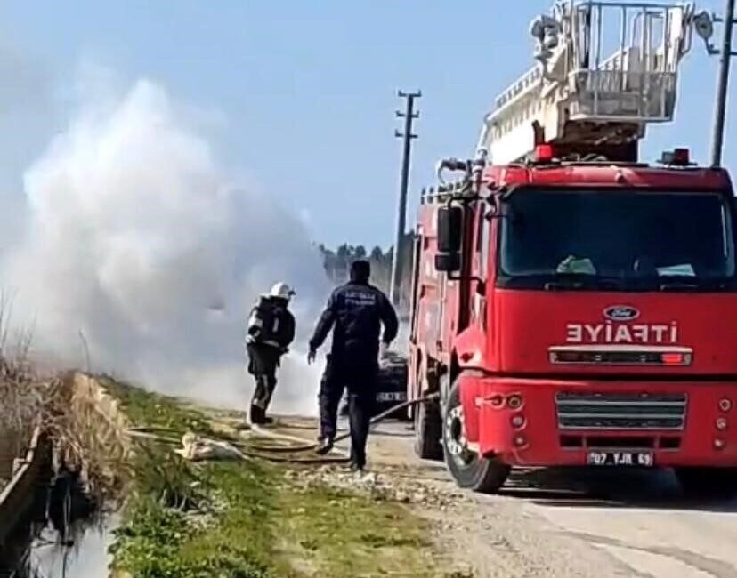 Antalya’da hareket halindeki otomobilde çıkan yangın kısa sürede kontrol altına alındı. Antalya'nın Serik ilçesi Ahmediye Mahallesi'nde seyir halindeki bir otomobilde çıkan