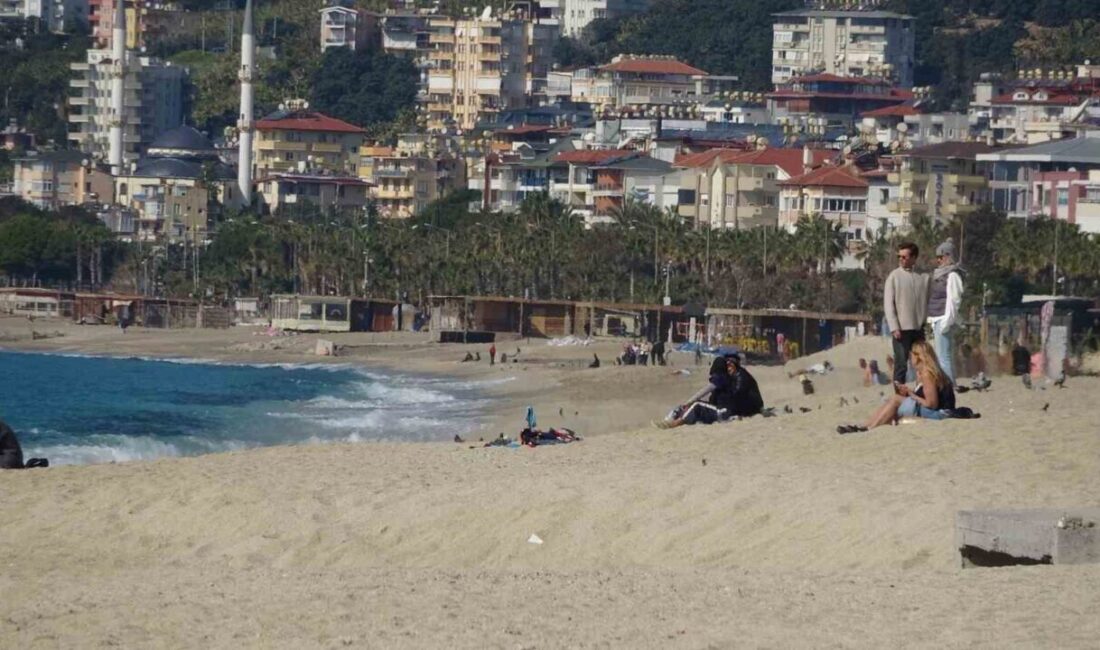 Alanya’da 17 Derece Hava Sıcaklığı, Yerli ve Yabancı Turistleri Plajlara Çekti Antalya'nın Alanya ilçesinde hava sıcaklığı 17 dereceye ulaşırken, yerli ve