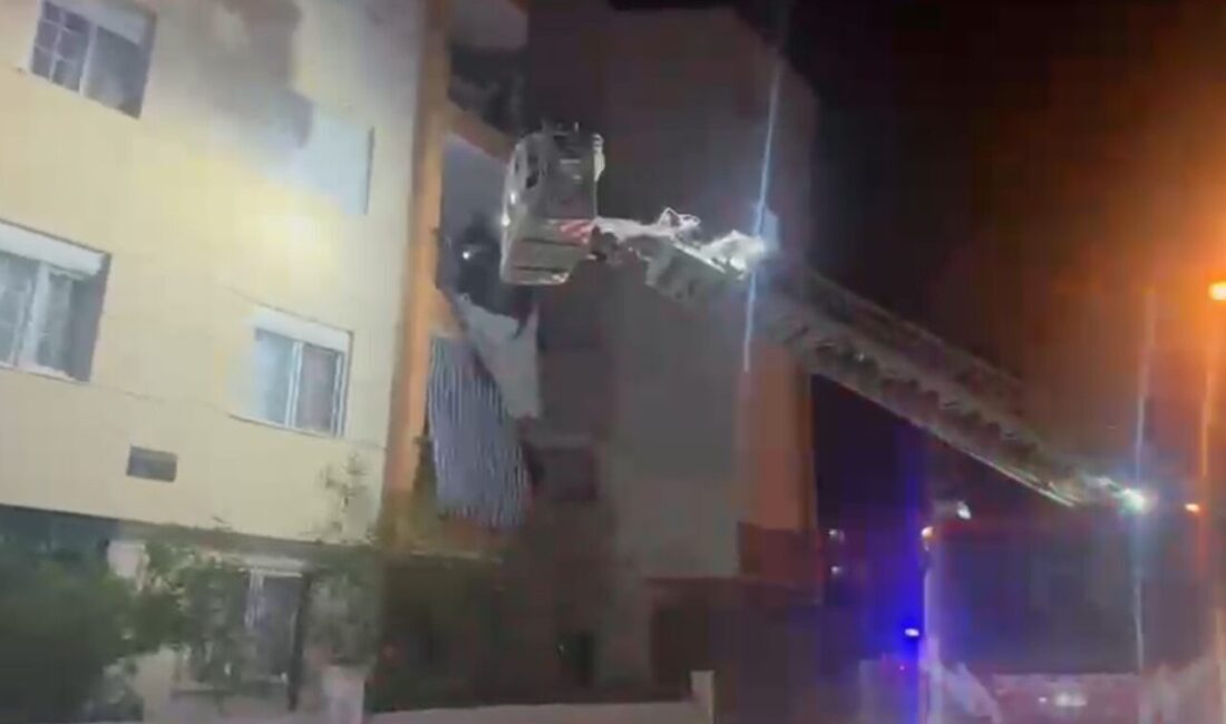 Antalya’daki 3 katlı binada çıkan yangında mahsur kalanlar itfaiye tarafından kurtarıldı. Antalya'nın Kepez ilçesinde bir binanın elektrik panosundan çıkan yangında, itfaiye