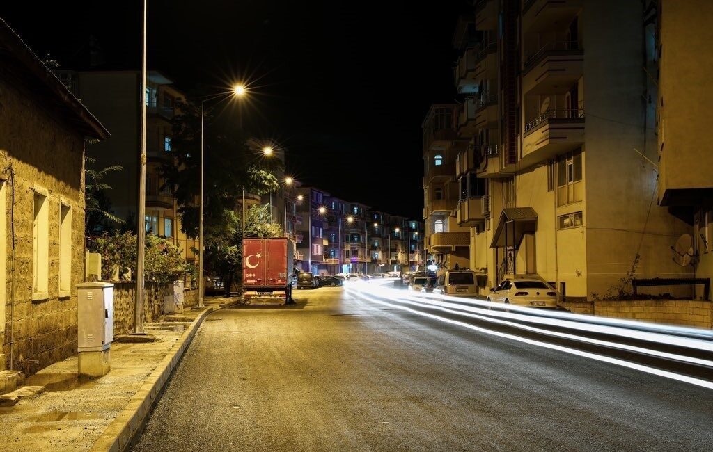 Iğdır Davasına Aras Elektrik’ten Güçlü Aydınlatma Yatırımları Aras Elektrik, Iğdır'da gerçekleştirdiği aydınlatma projeleriyle şehrin görünümünü modernize ederek