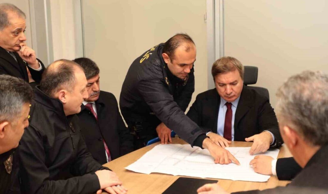 Erzincan Valisi Aydoğdu ve Yetkililer, Mengücek Gazi Hastanesi’nde İncelemelerde Bulundu Erzincan Valisi Hamza Aydoğdu, Belediye Başkanı Bekir Aksun ile birlikte