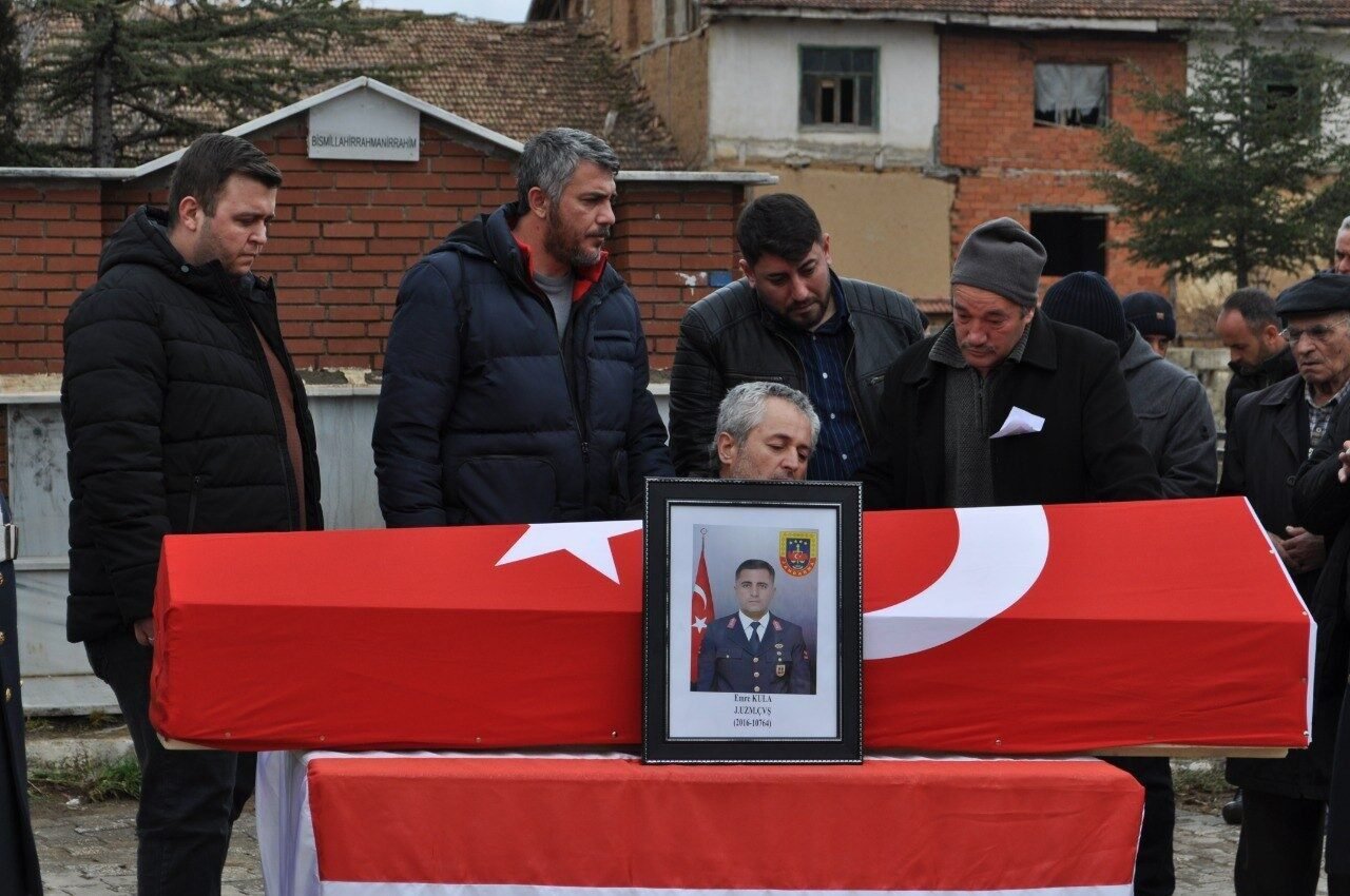 İstanbul’da, Jandarma Uzman Çavuş Emre Kula (31), arkadaşının silahı ile