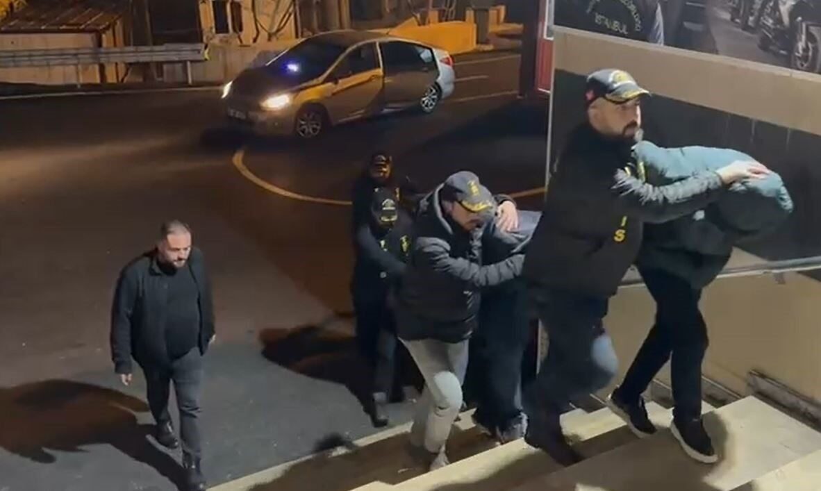 İstanbul'un Arnavutköy ilçesinde gaspa karışan 5 şüpheli, özel harekat polisinin