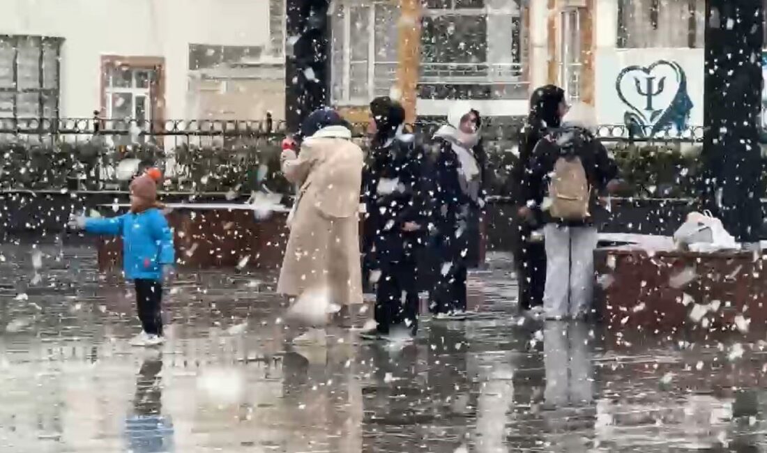 Arnavutköy’de Kar Yağışı Yeniden Etkisini Gösterdi, Vatandaşlar Beyaza Bürünmüş Etrafta Yürüyüş Yaptı İstanbul'un Arnavutköy ilçesinde akşam saatlerinde yeniden başlayan kar yağışı, etkisini