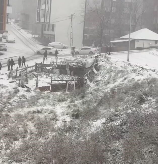 İstanbul Arnavutköy’de yokuş aşağı kayarak giden araç, kaldırımda yürüyen bir kişiye çarptı; o anlar kameraya yansıdı. İstanbul Arnavutköy'de kar yağışı nedeniyle yokuş aşağı inen bir araç,