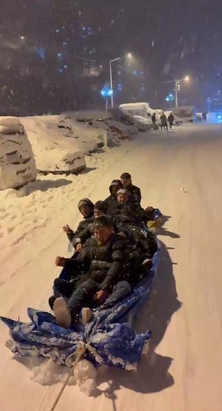 Artvin’de Gençler Kış Keyfini Karla Kaplı Sokaklarda Brandayla Eğlenerek Yaşadı Artvin'in Borçka ilçesinde gençler, karla kaplı sokaklarda arazili araçların arkasına