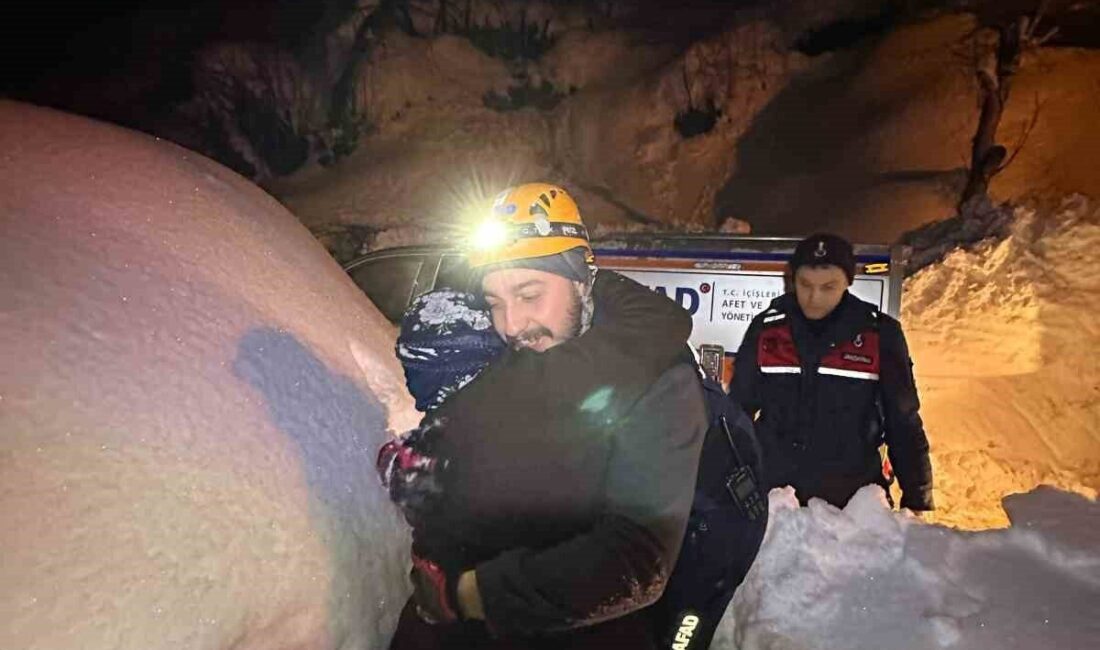 Borçka’da Yaşlı Çift, Kar Tehlikesi Nedeniyle Güvenli Bir Şekilde Kızlarının Yanına Taşındı Artvin'in Borçka ilçesinde yoğun kar nedeniyle çökme riski yaşayan Azime