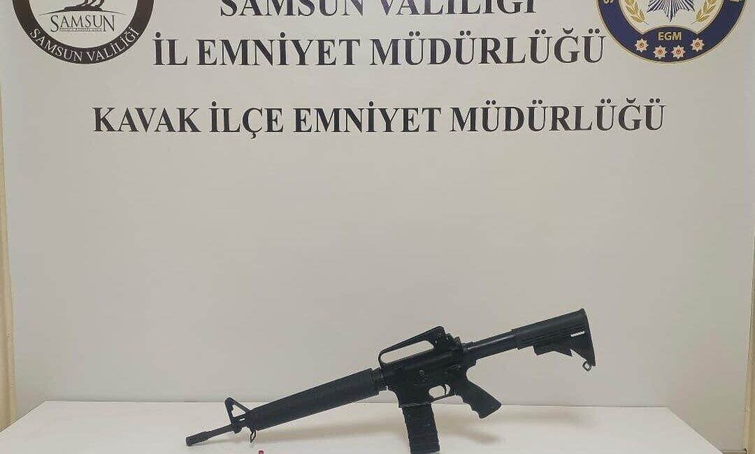 Samsun’da asker eğlencesinde havaya ateş eden şahıs sosyal medyada yakalandı Samsun'da, A.L. (24), bir asker eğlencesinde makineli tüfekle havaya ateş