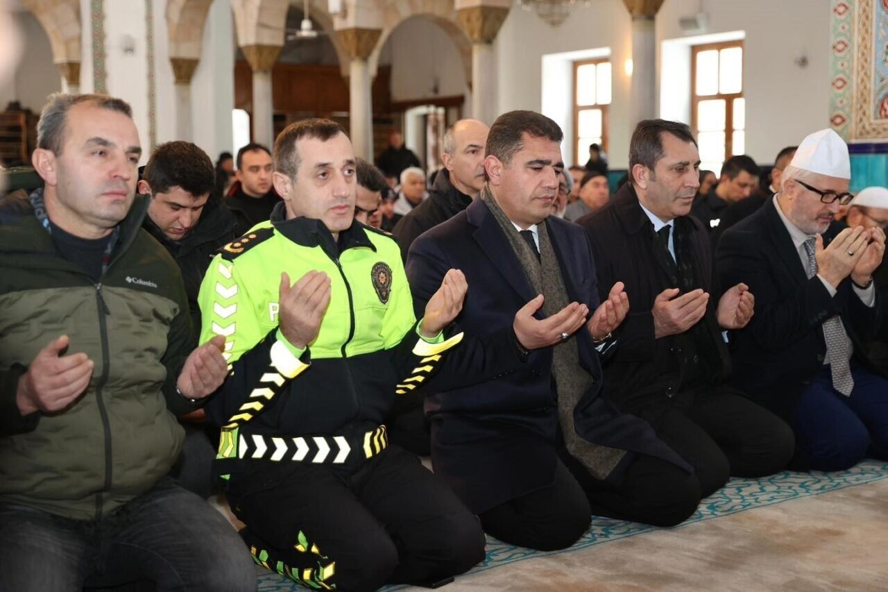 Düzce'de, Kahramanmaraş merkezli depremlerin ikinci yılı anısına Cedidiye Camisi'nde düzenlenen