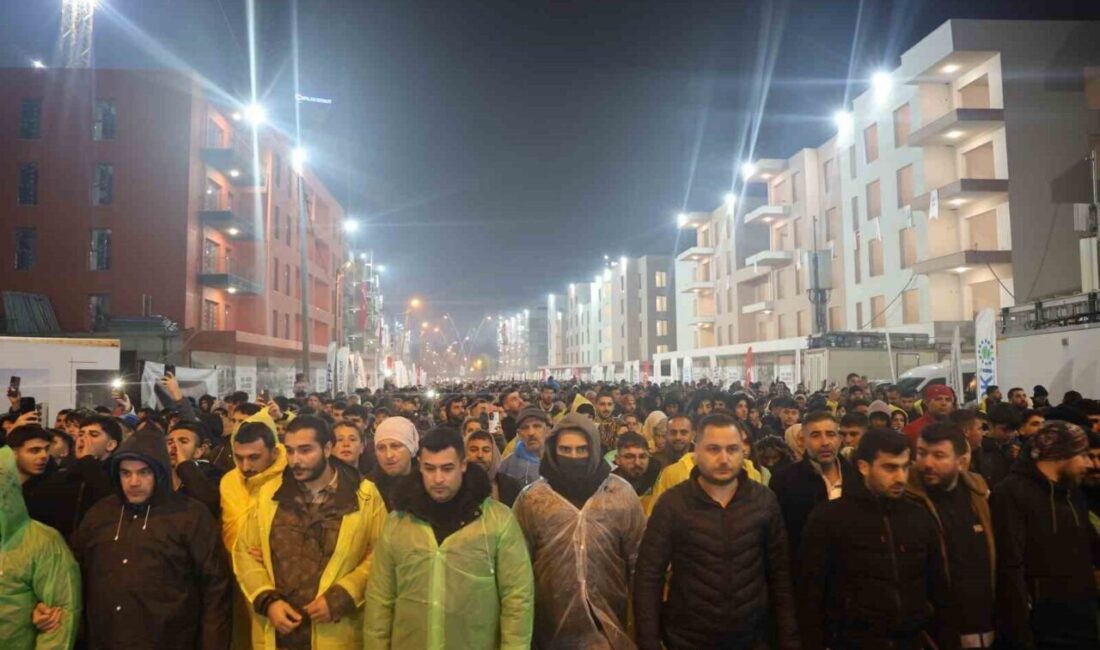 Asrın Felaketinin İkinci Yıl Dönümünde Hatay’da Binlerce Vatandaş Sessiz Yürüyüş Düzenledi Kahramanmaraş merkezli depremin 2. yıl dönümünde Hatay'da vatandaşlar sessiz yürüyüş