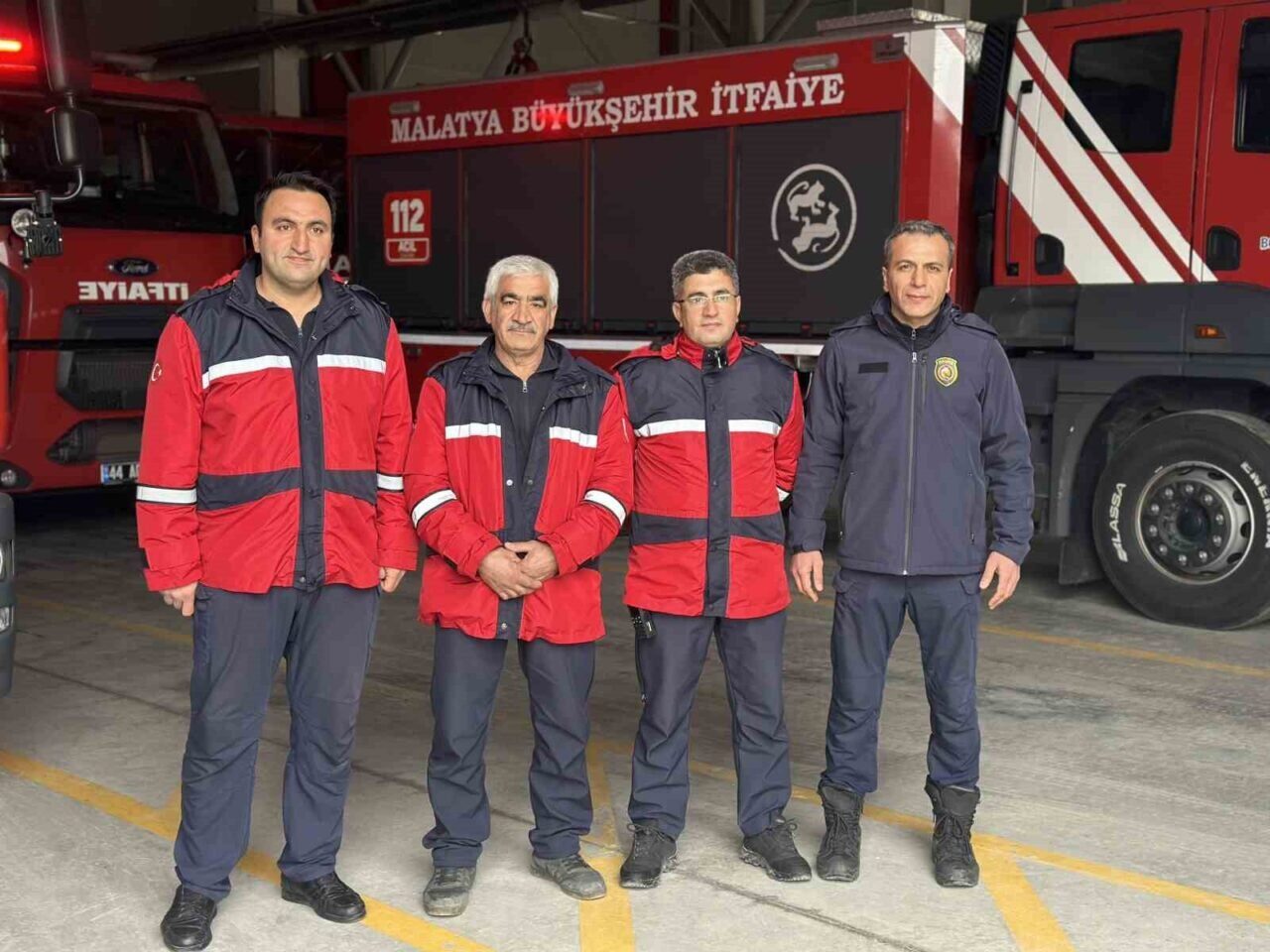 Malatya'da 6 Şubat 2023'teki depremlerde itfaiye ekipleri, enkaz altındaki hayatları