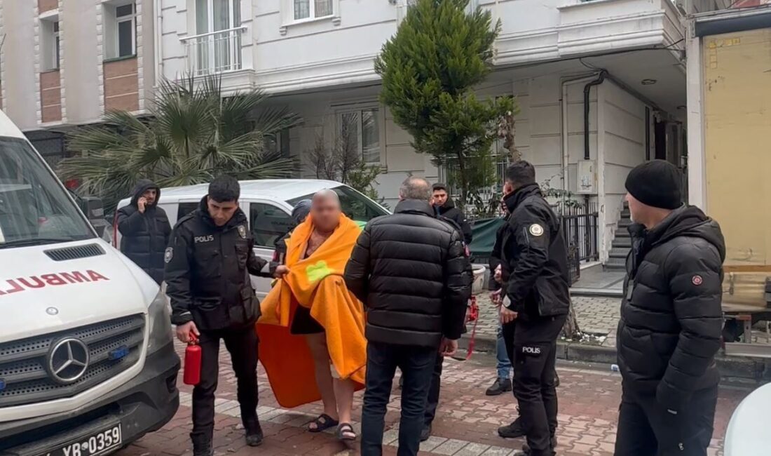 Avcılar’da Kendine Zarar Veren Adamı İkna Edemeyen Polisler, Özel Harekat Ekiplerini Devreye Soktu İstanbul Avcılar'da 42 yaşındaki L.A., evdeki bıçakla kendine zarar vermeye